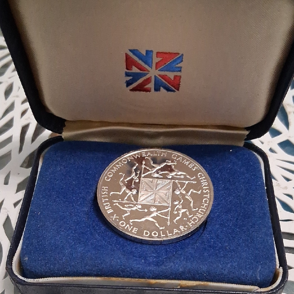 New Zealand ONE DOLLAR COMMONWEALTH GAMES COIN